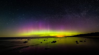 Baltık Denizi üzerinde yoğun Kuzey ışıkları (Kutup ışıkları)