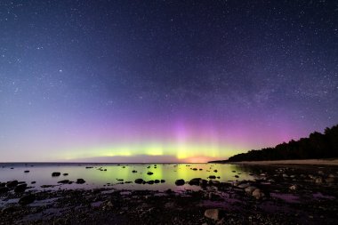 Baltık Denizi üzerinde yoğun Kuzey ışıkları (Kutup ışıkları)