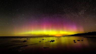 Baltık Denizi üzerinde yoğun Kuzey ışıkları (Kutup ışıkları)
