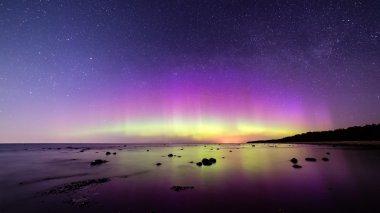 Baltık Denizi üzerinde yoğun Kuzey ışıkları (Kutup ışıkları)