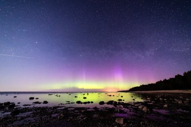 Baltık Denizi üzerinde yoğun Kuzey ışıkları (Kutup ışıkları)
