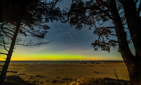 Luzes norte intensas (Aurora boreal) sobre o mar Báltico — Fotografia de Stock