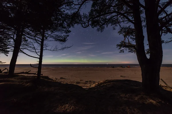 Luzes norte intensas (Aurora boreal) sobre o mar Báltico — Fotografia de Stock