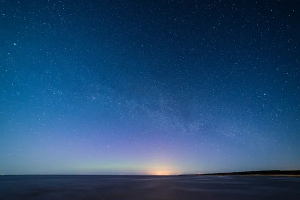 Bella galassia Via Lattea su un cielo notturno e silhouette di albero — Foto Stock