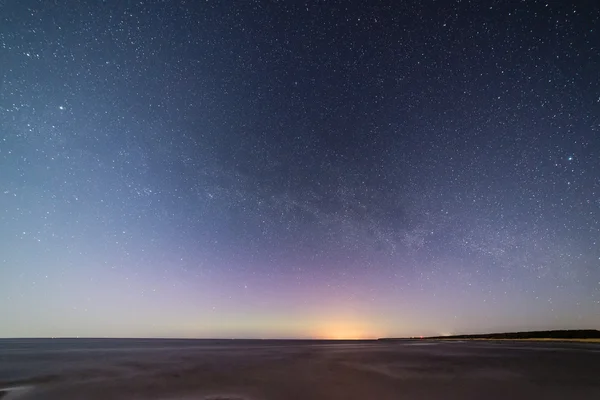 Hermosa galaxia de la Vía Láctea en un cielo nocturno y silueta de árbol — Foto de Stock