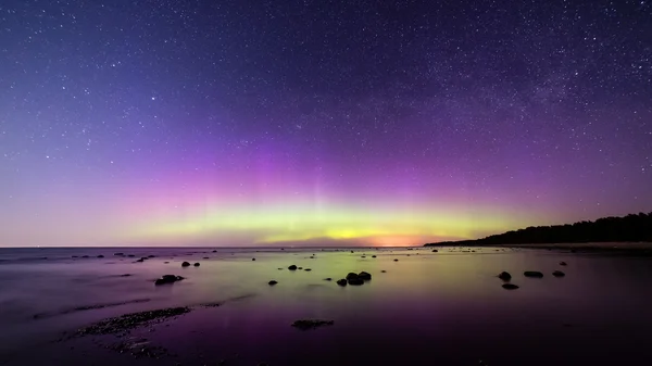 Luci settentrionali intense (Aurora borealis) sul Mar Baltico — Foto Stock