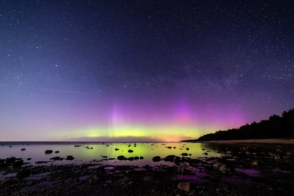 Luci settentrionali intense (Aurora borealis) sul Mar Baltico — Foto Stock