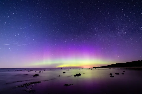 Intense northern lights (Aurora borealis) over Baltic sea — Stock Photo, Image