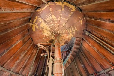 Bir deniz feneri içinde bir döner merdiven.