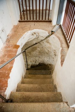 Bir deniz feneri içinde bir döner merdiven.