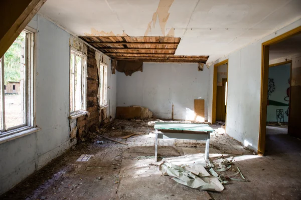 Intérieur d'un vieil hôpital soviétique abandonné — Photo