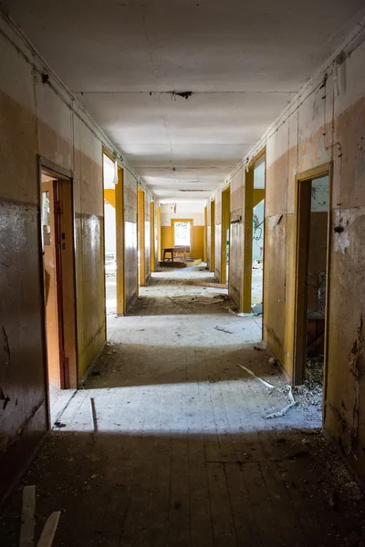 Intérieur d'un vieil hôpital soviétique abandonné — Photo