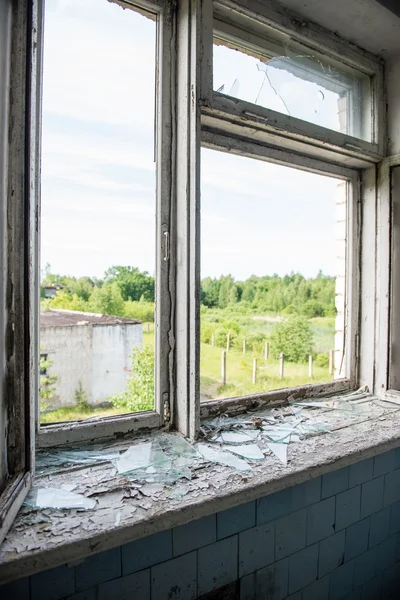Rozbitá okna s rozbitým sklem — Stock fotografie