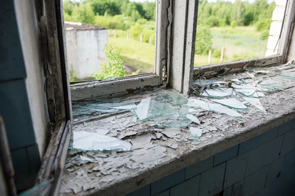 Janelas quebradas com vidro quebrado — Fotografia de Stock