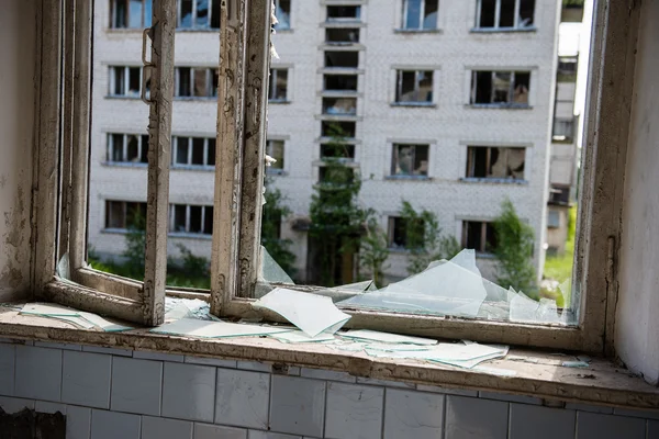Розбиті вікна з розбитим склом — стокове фото
