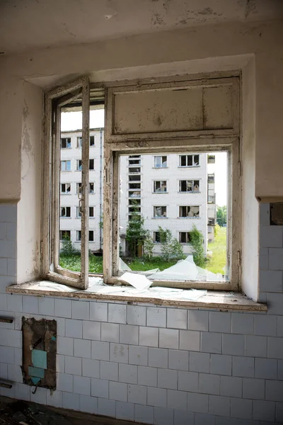 Interiören i en gammal övergiven sovjetiska sjukhus — Stockfoto