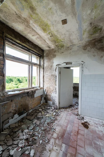 Intérieur d'un vieil hôpital soviétique abandonné — Photo