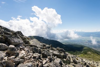 bulutlar ve sis kaplı kayalık dağ manzarası
