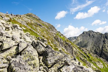bulutlar ve sis kaplı kayalık dağ manzarası