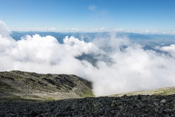 Paisaje rocoso de montaña cubierto de nubes —  Fotos de Stock