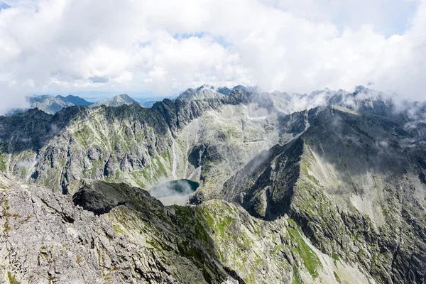 Скалистый горный пейзаж, покрытый облаками — стоковое фото