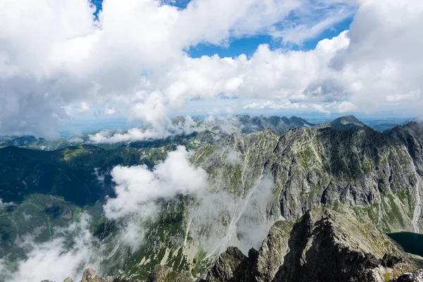 Paisaje rocoso de montaña cubierto de nubes — Foto de Stock