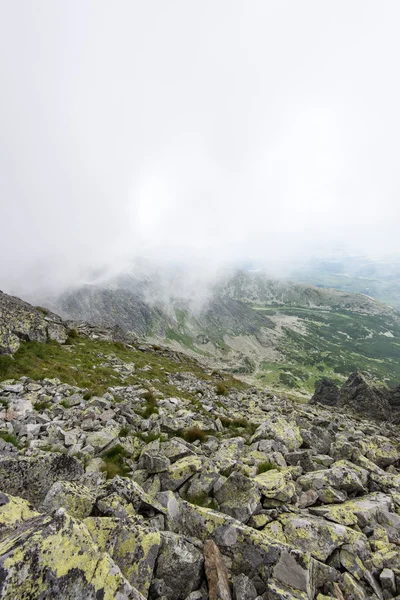 Paisagem montanhosa rochosa coberta de nuvens — Fotografia de Stock