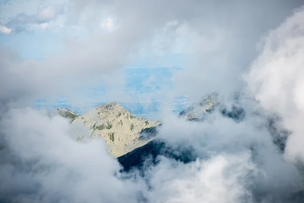 Rocky mountain landscape covered with clouds — Stock Photo, Image