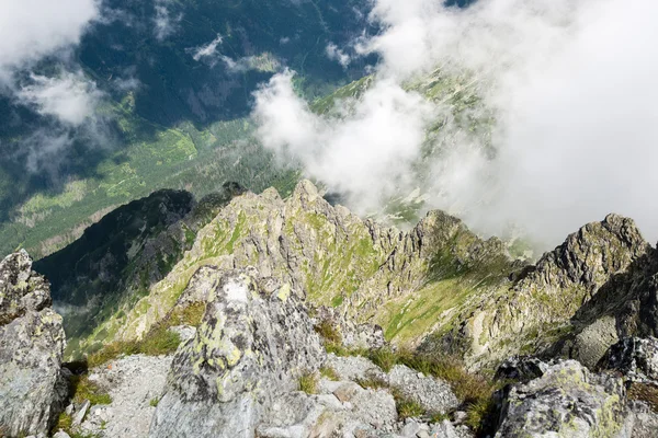 Paisagem montanhosa rochosa coberta de nuvens — Fotografia de Stock