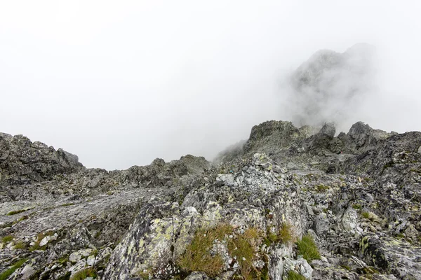 Paisagem montanhosa rochosa coberta de nuvens — Fotografia de Stock