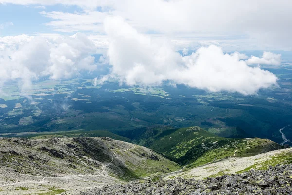 Felsige Berglandschaft mit Wolken bedeckt — Stockfoto
