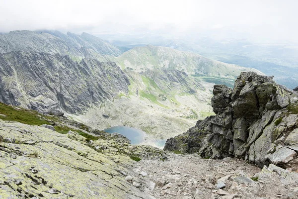 Paysage montagneux rocheux couvert de nuages — Photo