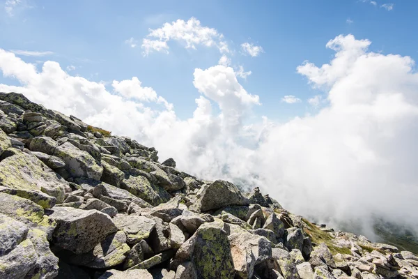 Paisagem montanhosa rochosa coberta de nuvens — Fotografia de Stock