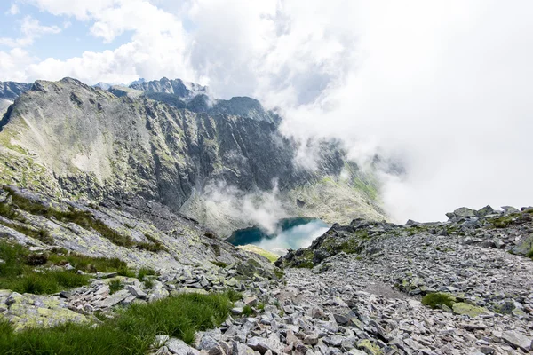 Paisaje rocoso de montaña cubierto de nubes — Foto de Stock