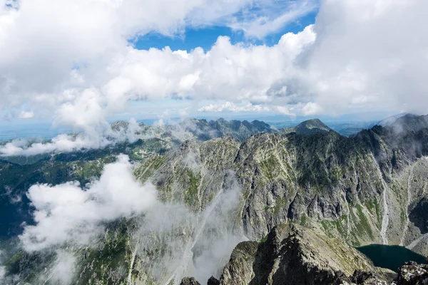 Paisaje rocoso de montaña cubierto de nubes — Foto de Stock
