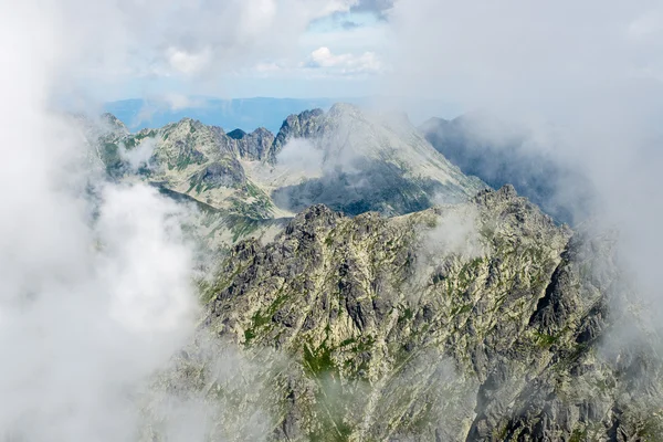 Τοπίο βραχώδες βουνό καλυμμένο με σύννεφα — Φωτογραφία Αρχείου