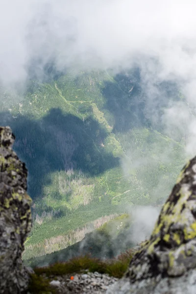 Paisagem montanhosa rochosa coberta de nuvens — Fotografia de Stock