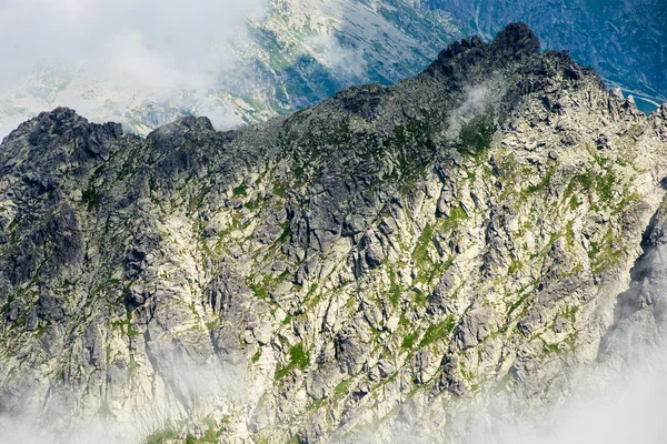 Paysage montagneux rocheux couvert de nuages — Photo