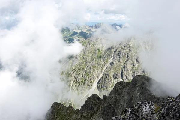 Rocky mountain landscape covered with clouds — Stock Photo, Image