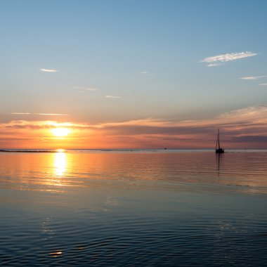 Güzel deniz manzarası günbatımı Baltık Denizi üzerinde