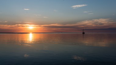 Güzel deniz manzarası günbatımı Baltık Denizi üzerinde