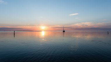 Güzel deniz manzarası günbatımı Baltık Denizi üzerinde