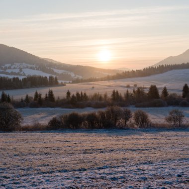 Güzel deniz manzarası günbatımı Baltık Denizi üzerinde