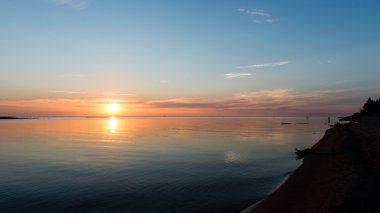 Güzel deniz manzarası günbatımı Baltık Denizi üzerinde
