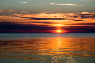 Güzel deniz manzarası günbatımı Baltık Denizi üzerinde