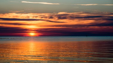 Güzel deniz manzarası günbatımı Baltık Denizi üzerinde