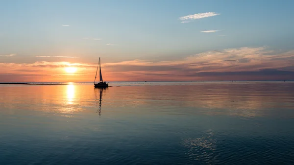 Seascape piękny zachód słońca nad Morzem Bałtyckim — Zdjęcie stockowe