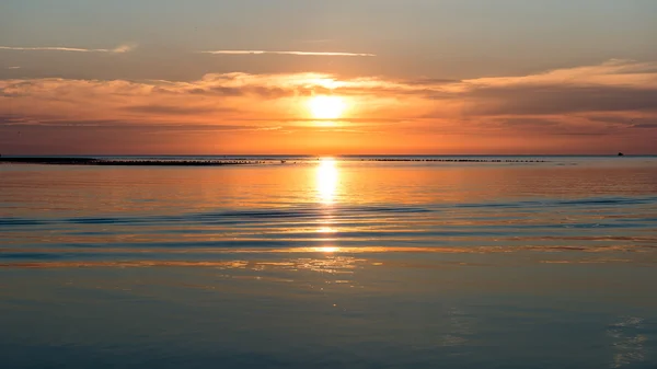 Seascape piękny zachód słońca nad Morzem Bałtyckim — Zdjęcie stockowe