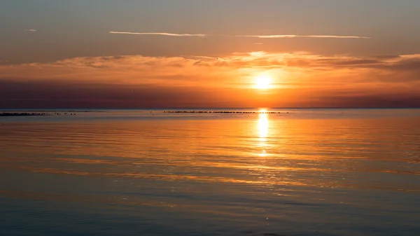 Güzel deniz manzarası günbatımı Baltık Denizi üzerinde — Stok fotoğraf