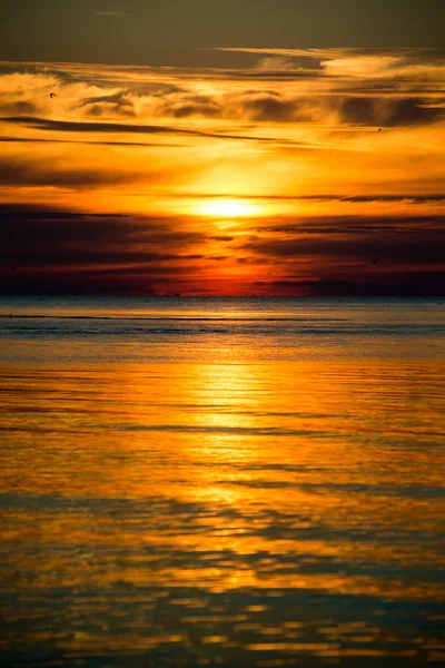 Belo pôr-do-sol sobre o mar Báltico — Fotografia de Stock